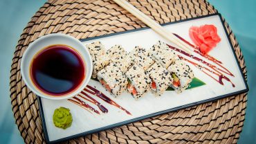 Inside Out Roll – Moderní sushi s rýží navrch
